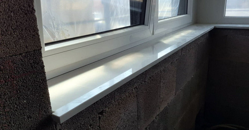 Marble window sills combine functionality and modern aesthetics. 